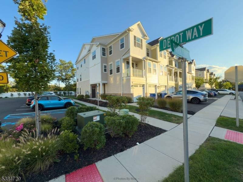This Contemporary newer construction townhome boasting 3 levels with private foyer entrance is available for immediate occupancy.