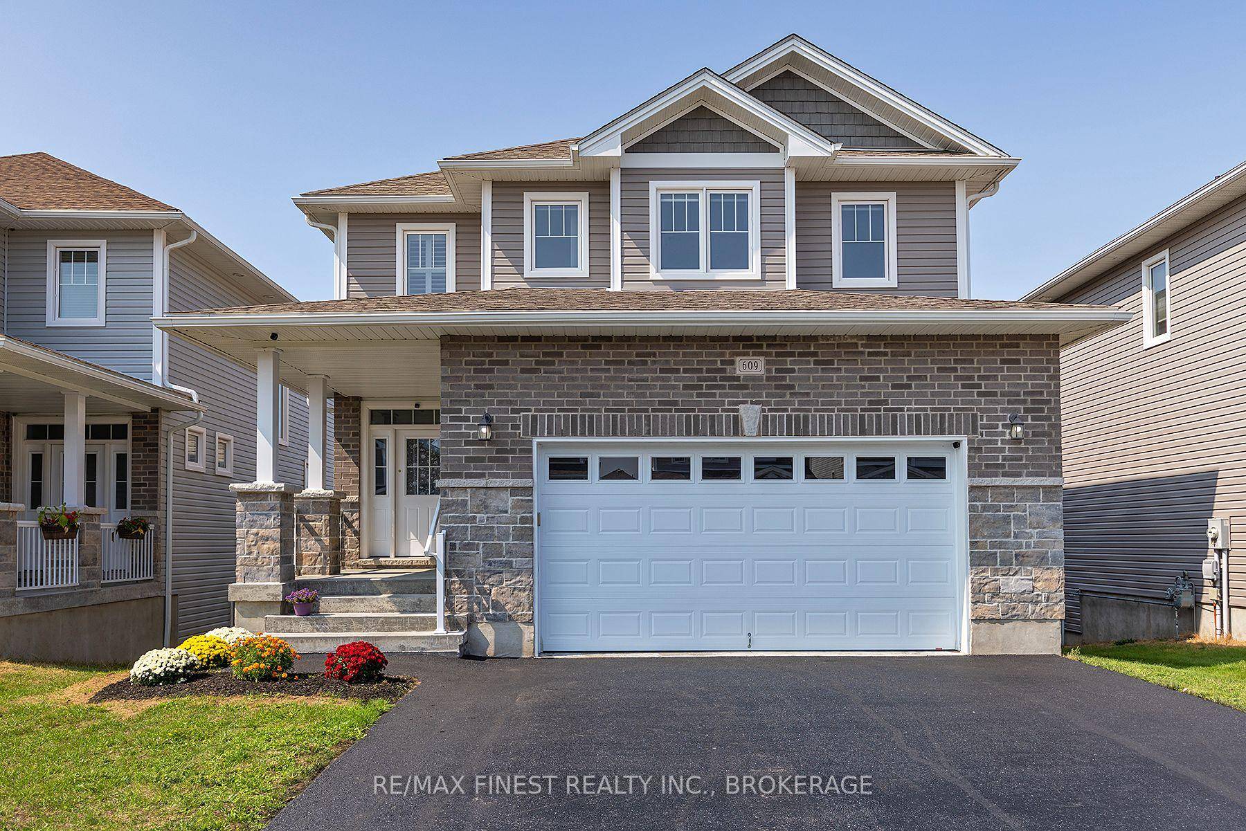 This stunning 2 storey Barr Homes build offers 2, 114 sq.