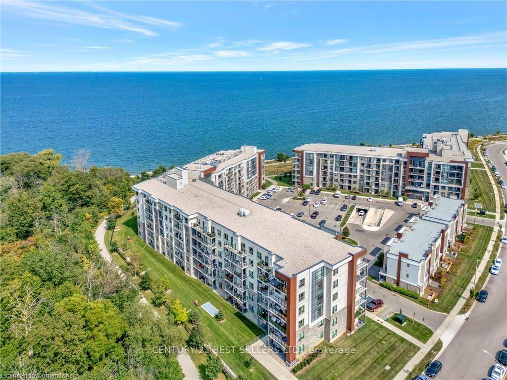Welcome to Horizon's Sapphire, perfectly situated on the shores of Lake Ontario !