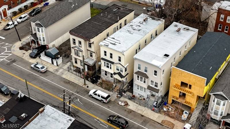 Rare opportunity in Newark's desirable Lower Roseville.