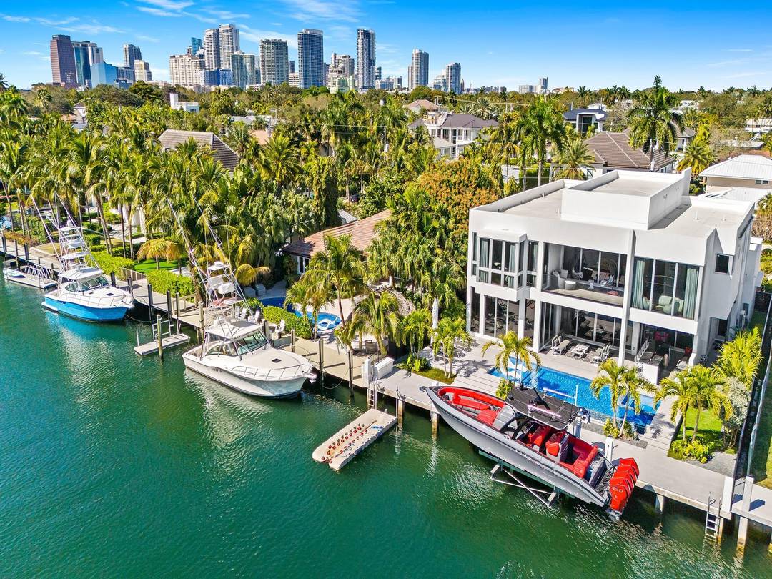 PRIME HISTORIC RIO VISTA LOCATION !