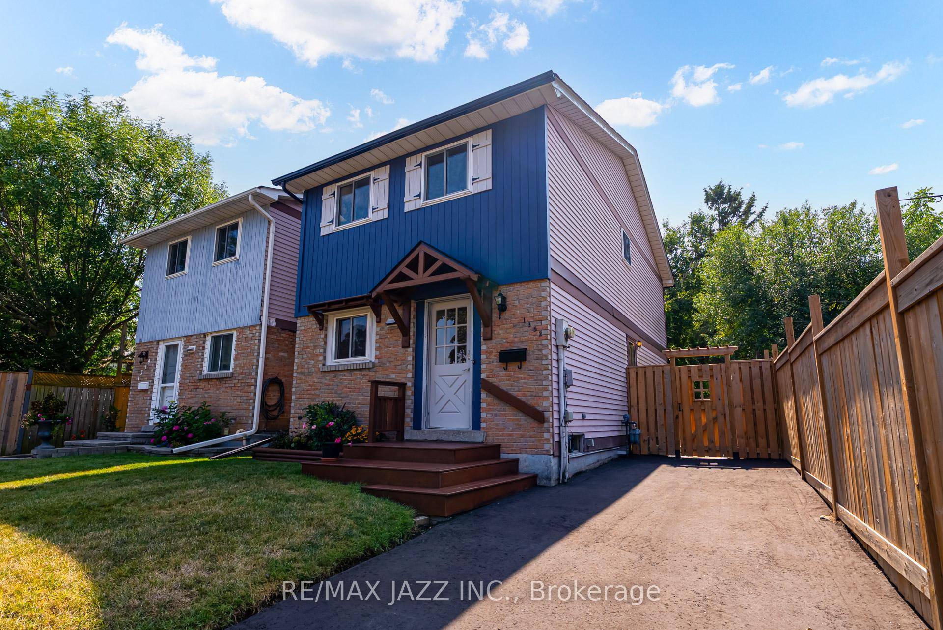 Discover unbeatable value in this charming, well maintained home, perfectly located near the scenic Waterfront Trail and parks, where you can walk to the beach !