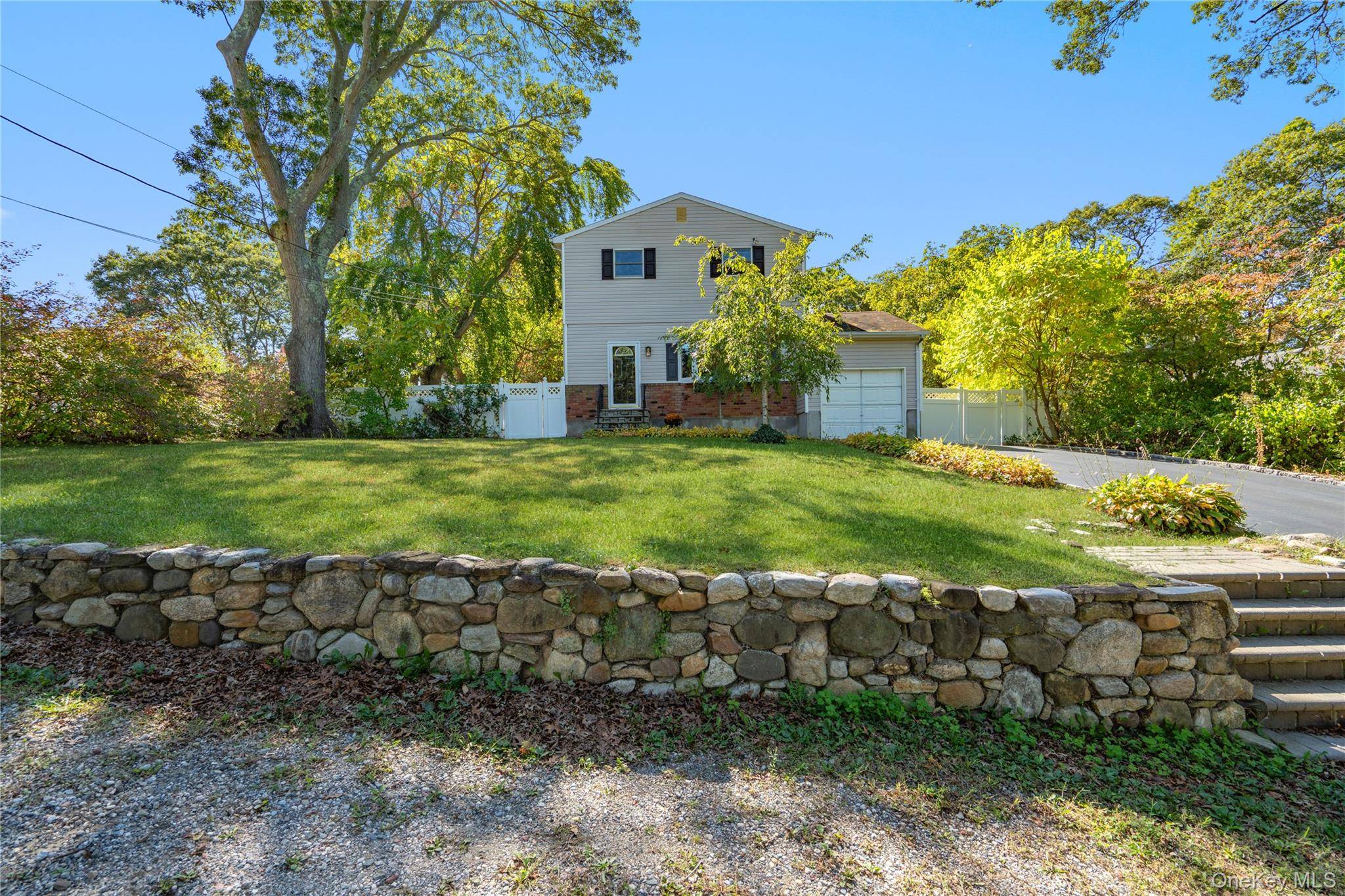 Beautiful amp ; Versatile Home on a Private Dead End Block This spacious and well maintained home offers 3 4 bedrooms and 3.