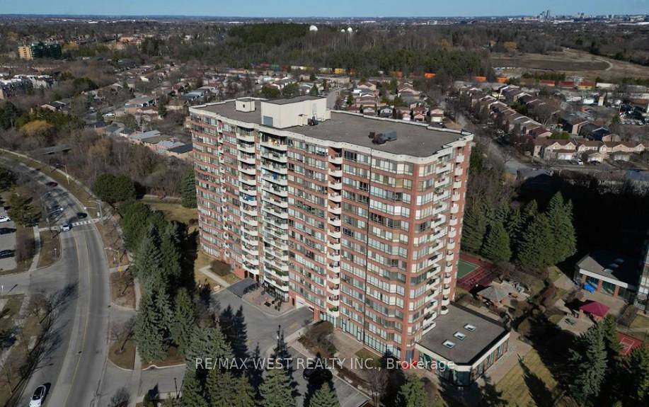 Enjoy this spacious 2 bedroom solarium, 2 bath condo offering approximately 1, 190 sq ft of comfortable living space.