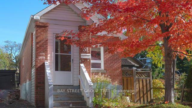 Location ! ! ! 20 minutes to Downtown and The Beaches.