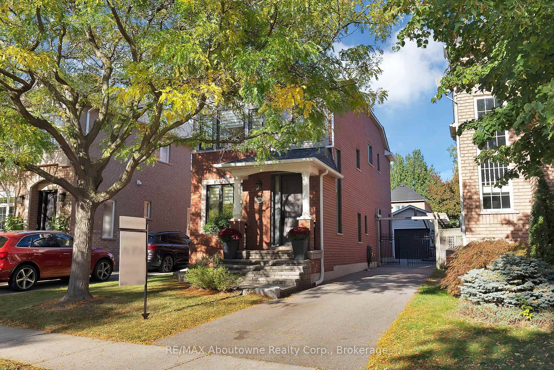 Welcome to 2599 Castle Hill Crescent a sun filled, move in ready carriage home tucked away on a quiet, family friendly crescent in Oakville's sought after River Oaks community.