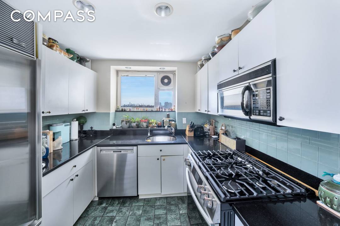Welcome to residence 8G at the prestigious Cannon Point North, a spacious and beautifully proportioned 3 bedroom, 3 bathroom residence offering comfort, elegance, and magnificent South and East views of ...