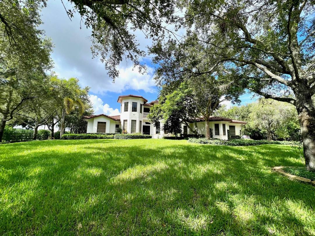 Stunning estate home hacking distance golf cart distance to the horse show.