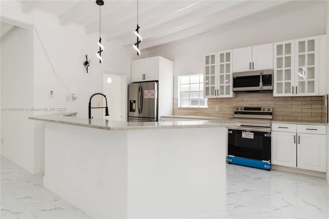 Fully Remodeled Modern Home Minutes from the Beach !