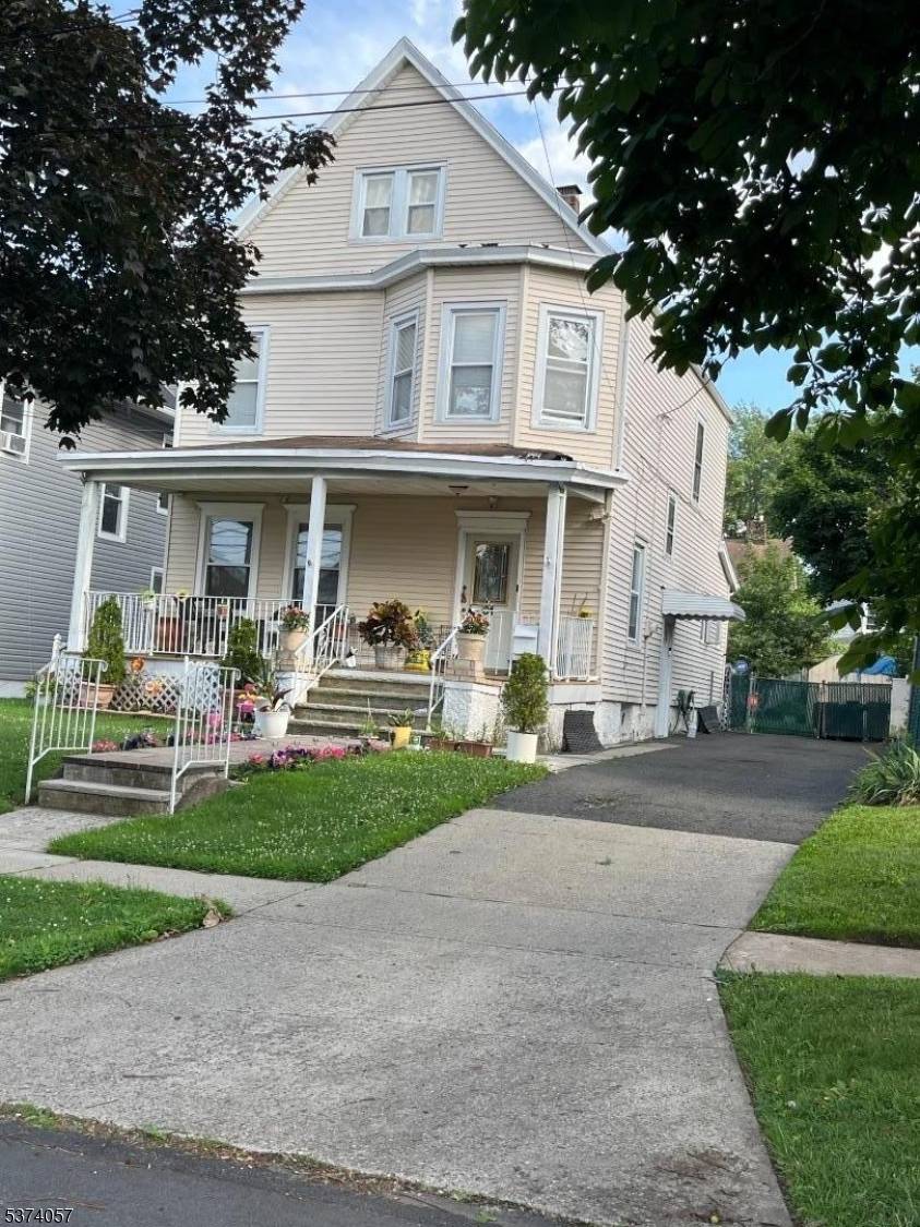 Charming 1 Family Colonial with inviting curb appeal !