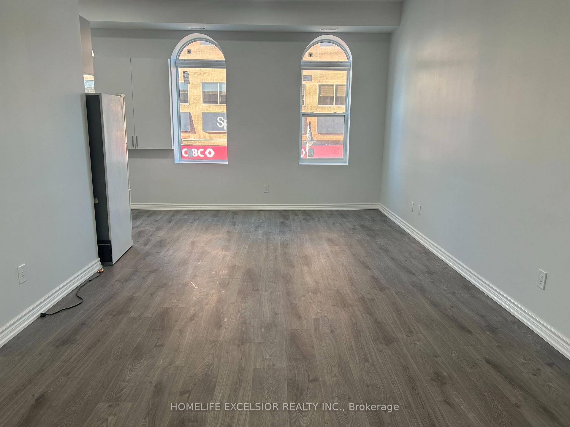 Move in Ready, Right In The Heart Of Downtown Oshawa, Enjoy the convenience of being minutes away from Hwy 401, public transportation, shopping, dining, schools, and parks.