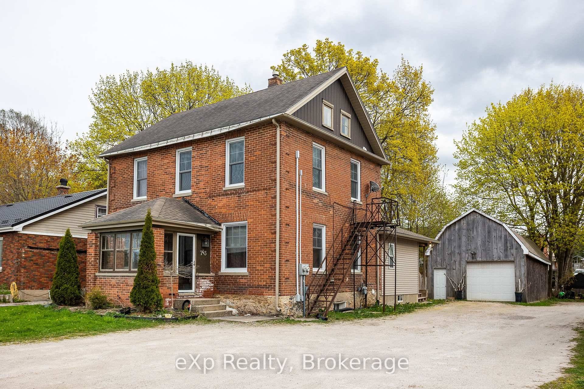 Welcome to this solid brick duplex located directly across from the Julie McArthur Regional Recreation Centre and within walking distance to all the amenities on 10th Street East ; an ...