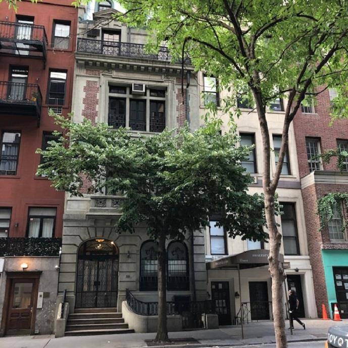 Come fall in love with this spacious, light filled one bedroom residence Featuring a most gracious entry foyer, a long hallway leads to a grand living room great for entertaining.