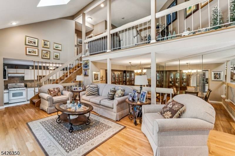 Stunning townhouse located in the highly desirable Westgate Square II of North Edison !