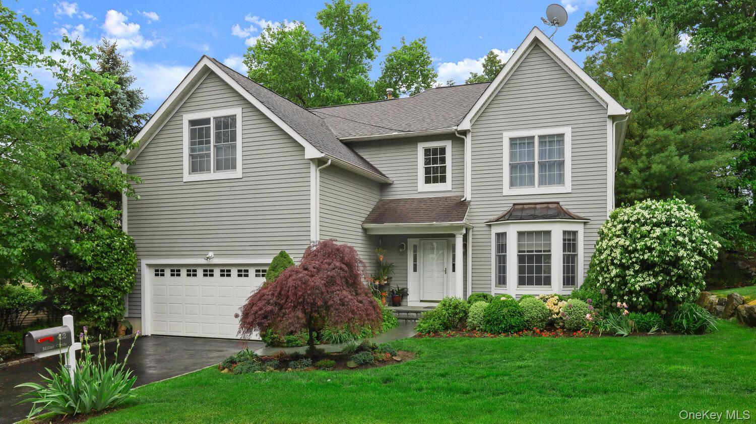 Fabulous detached 5 bedroom home in the sought after Whippoorwill Hills community !