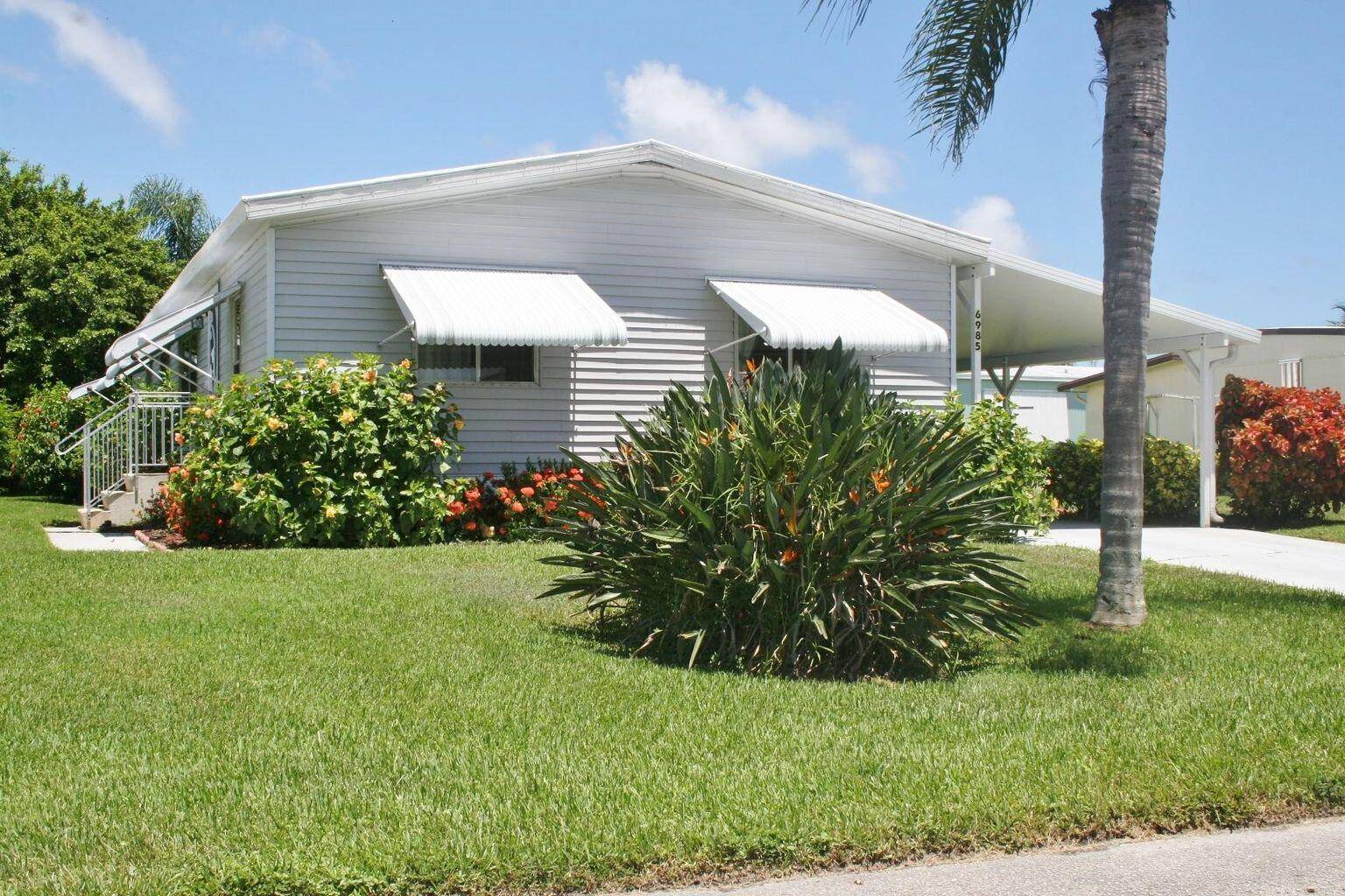 SELLER SAID BRING ALL OFFERS One of the rare 3 bedroom homes in the desirable and affordable 55 community of Cambridge.