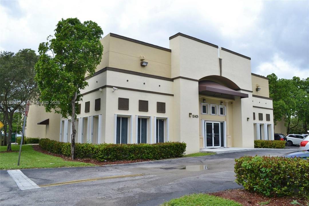 This 11, 530 SF flex space in Doral offers excellent access to the Florida Turnpike and 836 expressway.