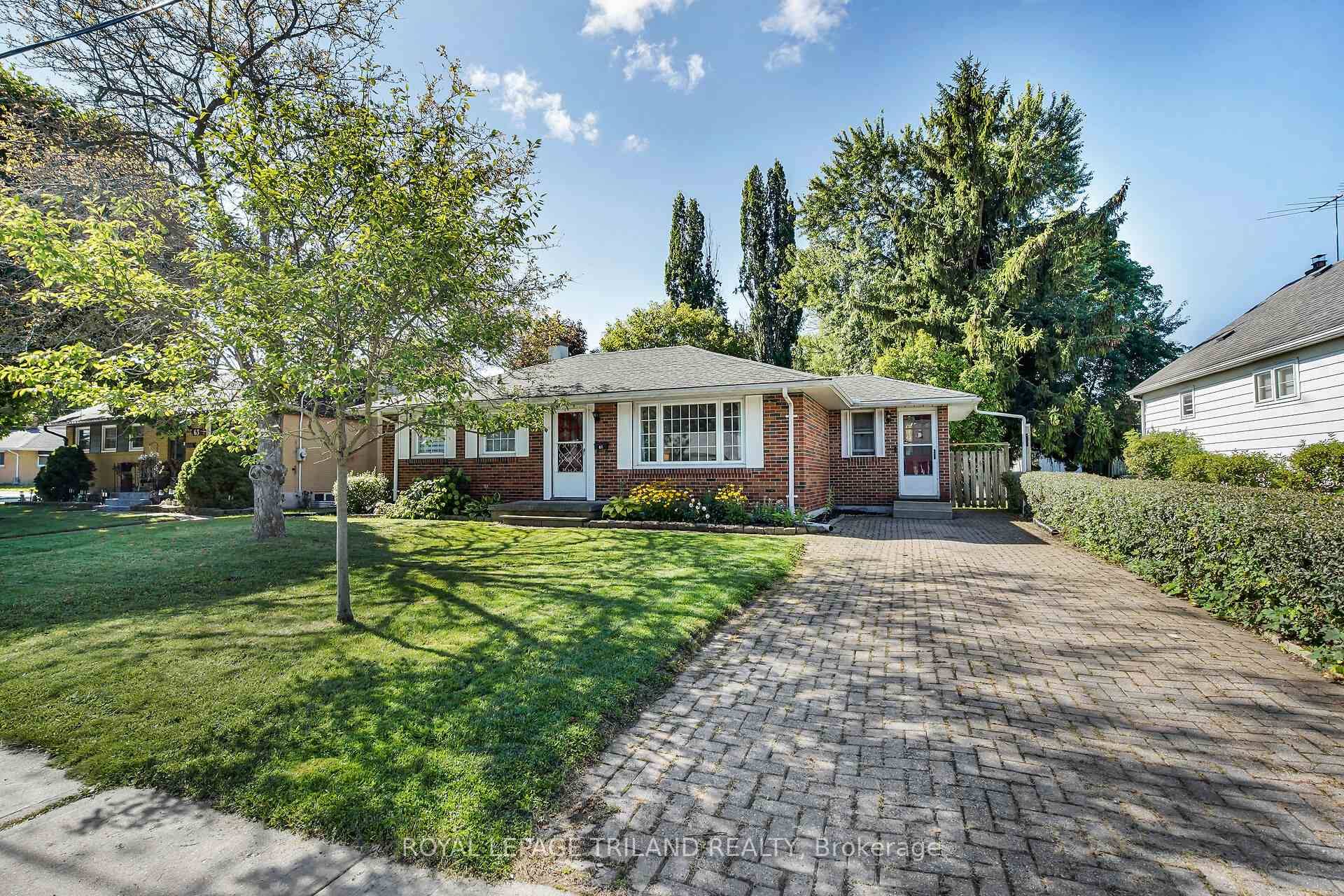 Charming 2 Bedroom, 1 Bath Bungalow !