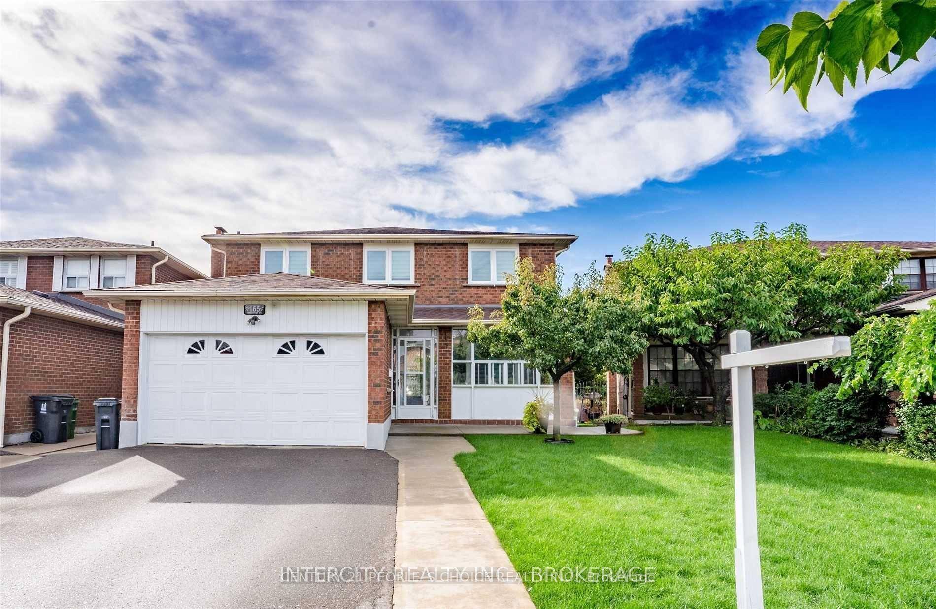 Stunning 4 Bedrooms Detached Upper Level Only !