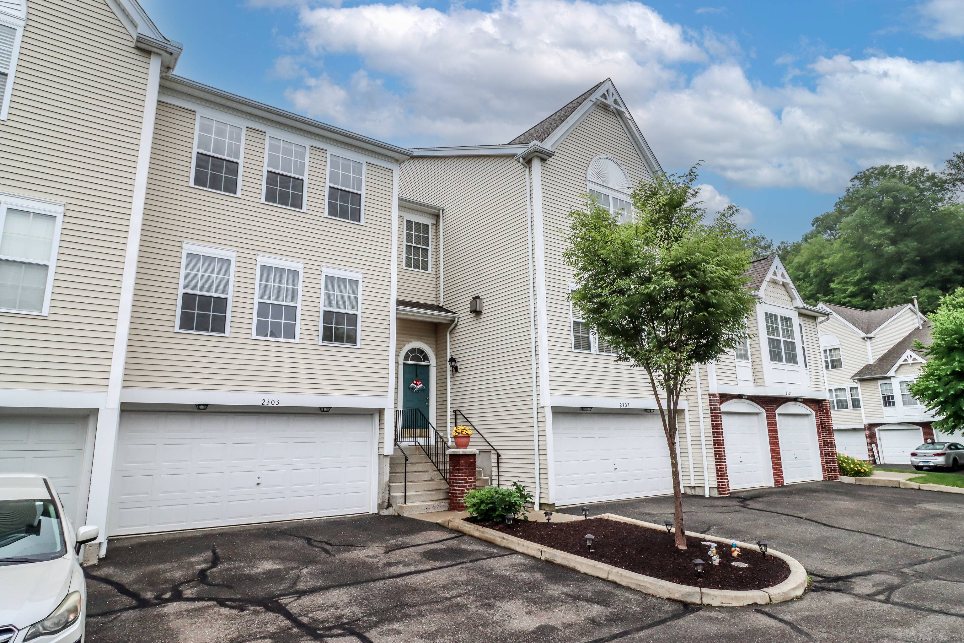 Move in ready condo in sought after Lexington Mews with numerous updates !