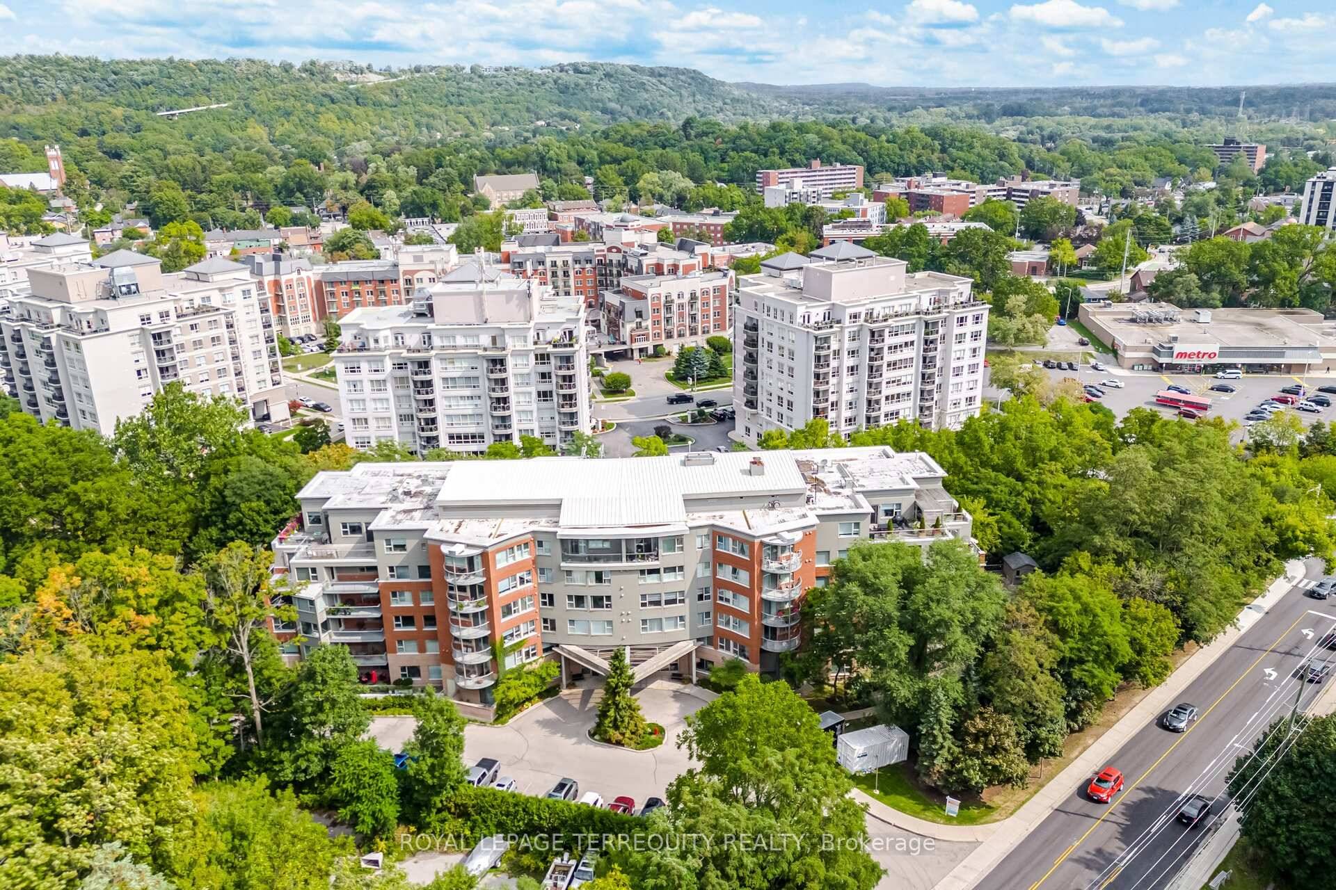 Creekside Living in the Heart of Dundas !