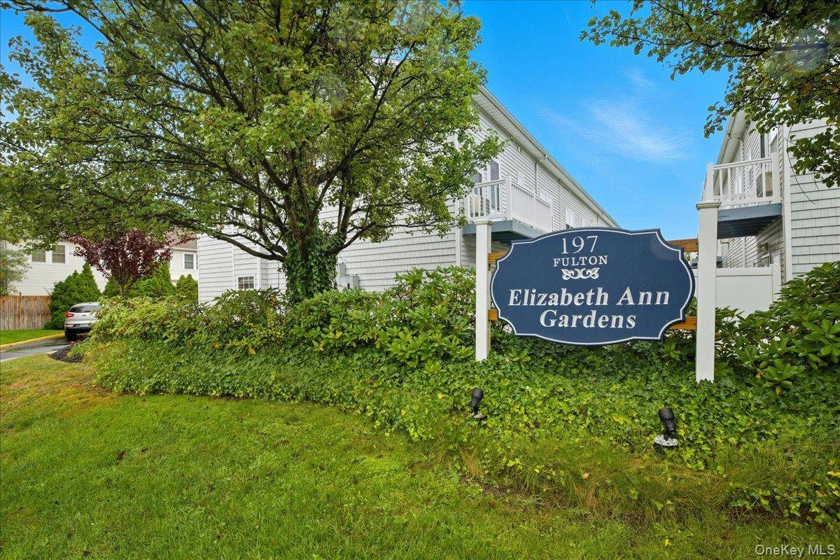 Lovely 5 room condo in the highly desired Village of Farmingdale.