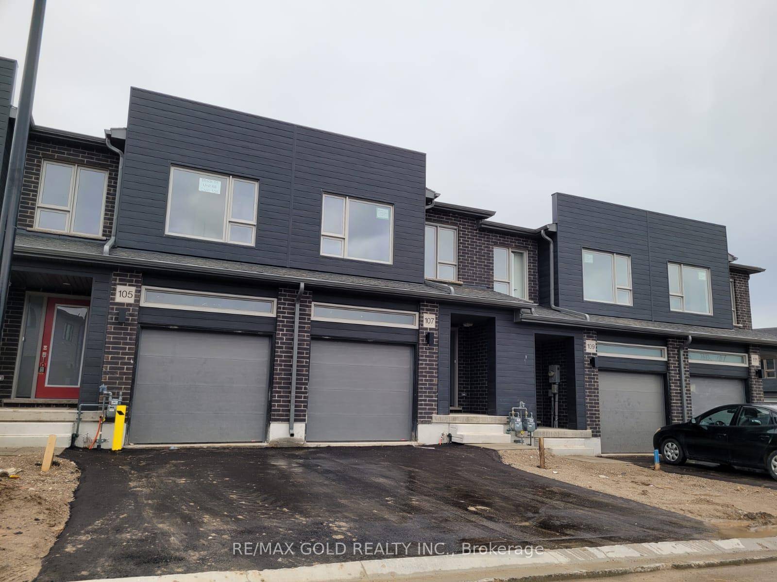 Luxury Townhome in Prime Kitchener Move In Ready !