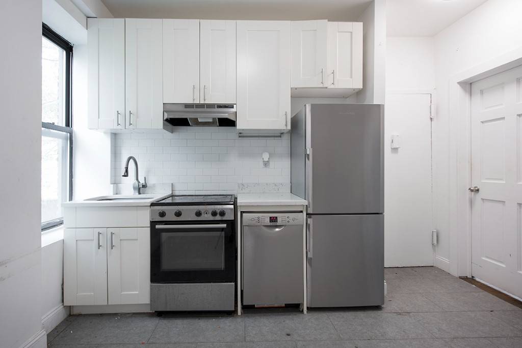 454 West 22nd Street 5C Off of West 22nd Street Between 9th Avenue and 10th Avenue NEWLY RENOVATED 3 BEDROOM APARTMENT SPACIOUS LAYOUT EASY ACCESS TO SUBWAYS !