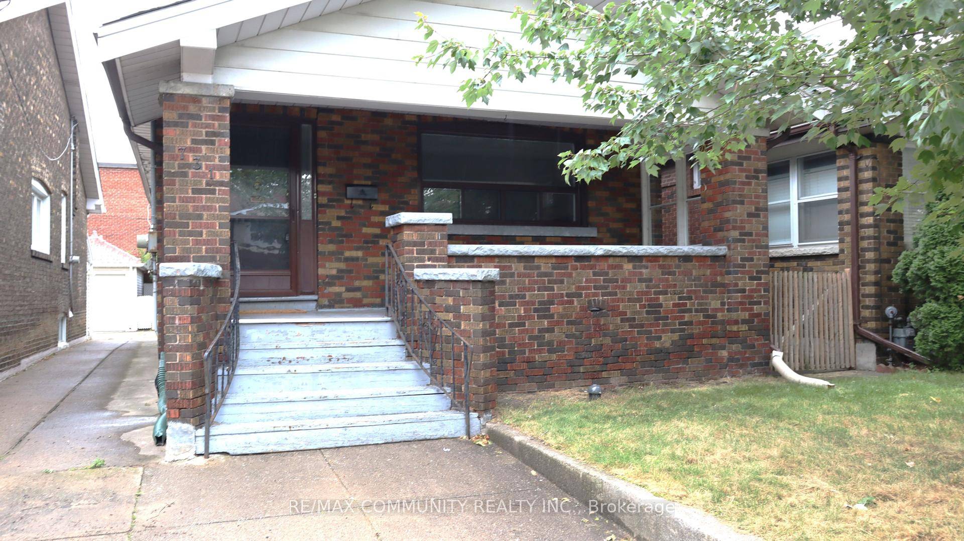 Sun filled, Renovated Bungalow w High Ceilings Brand New Flooring amp ; Washroom Eat in Kitchen w Stainless Steel Appliances Spacious Living amp ; Dining Rooms Great for Entertaining Pot ...