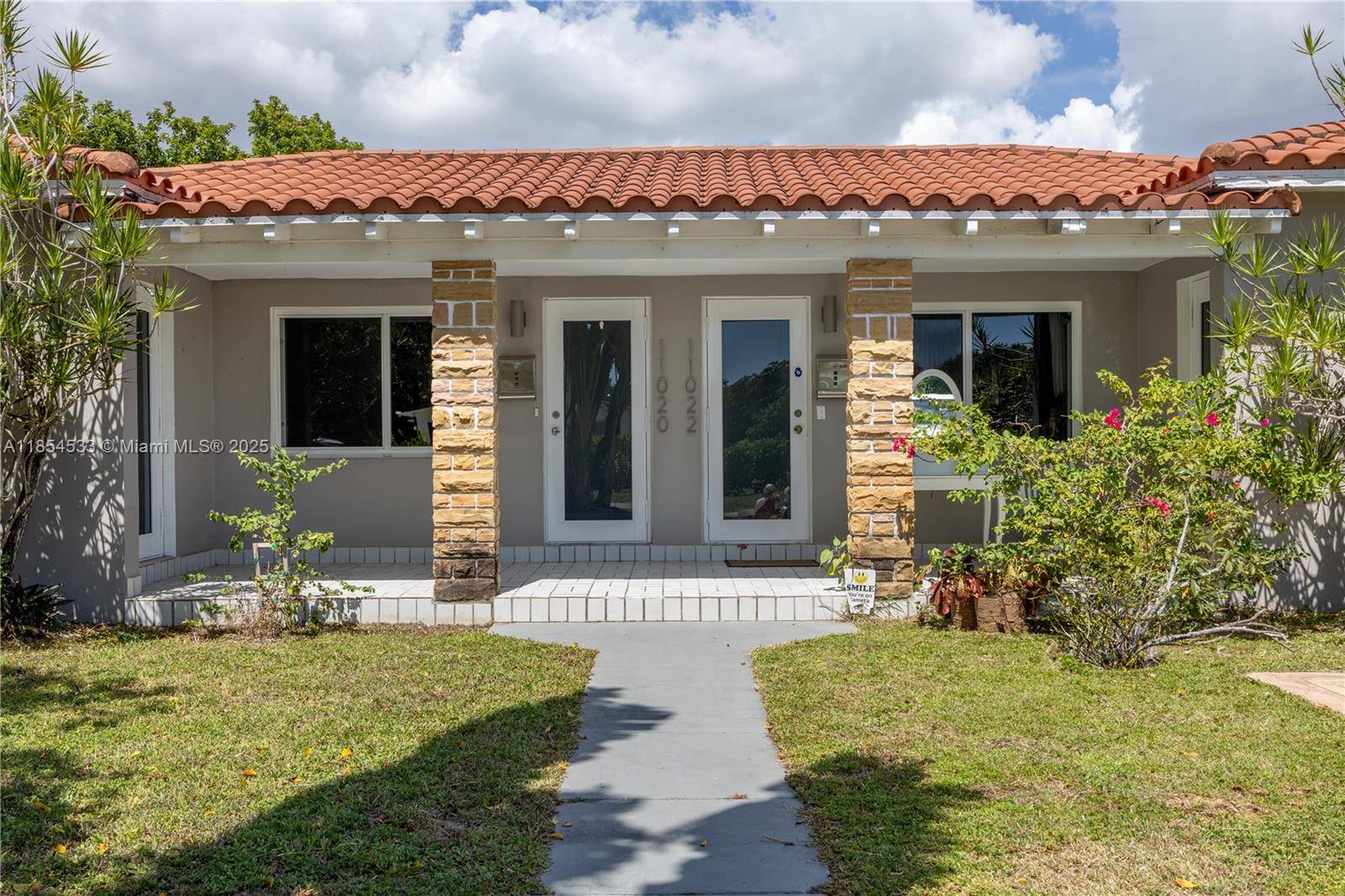 Wonderful duplex located in the heart of Biscayne Park !