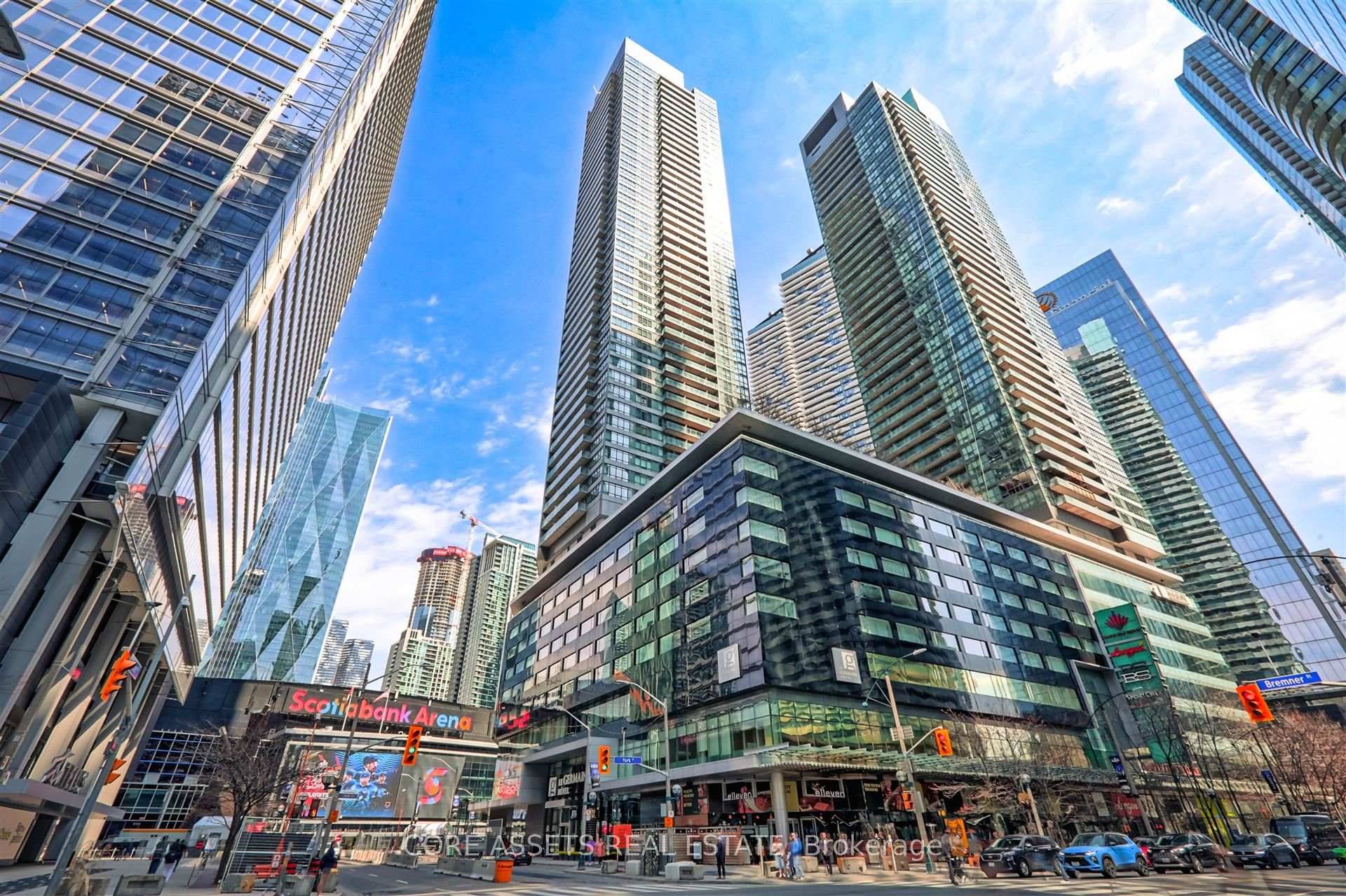 Well appointed 2 bedroom, 2 bathroom 850 sf corner unit with stunning southeast view.
