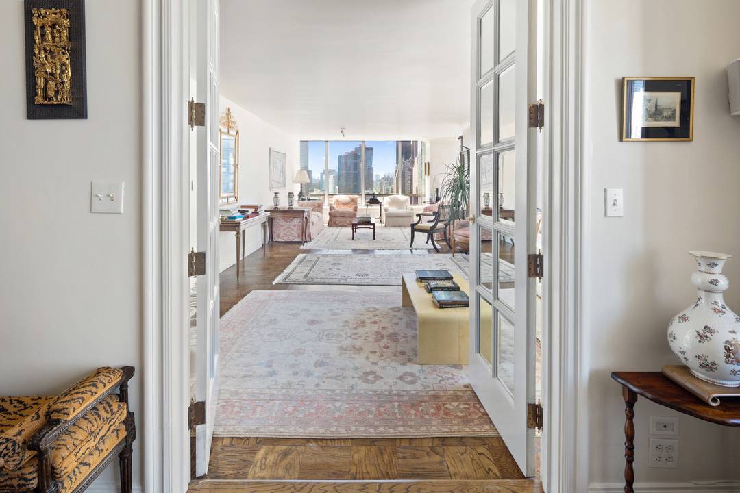 This sought after F line has sweeping and unobstructed views of the Manhattan Skyline, East River and architecturally significant grounds of the United Nations.