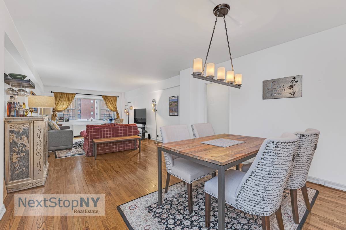 The minute you enter this stylish apartment where comfort meets practicality, you will be bathed in the warm glow of western exposure.