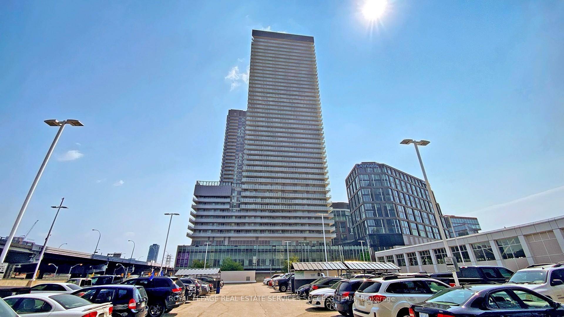 Welcome to 15 Lower Jarvis, a 2 bedroom, 2 bathroom corner unit on the 21st floor with stunning views !