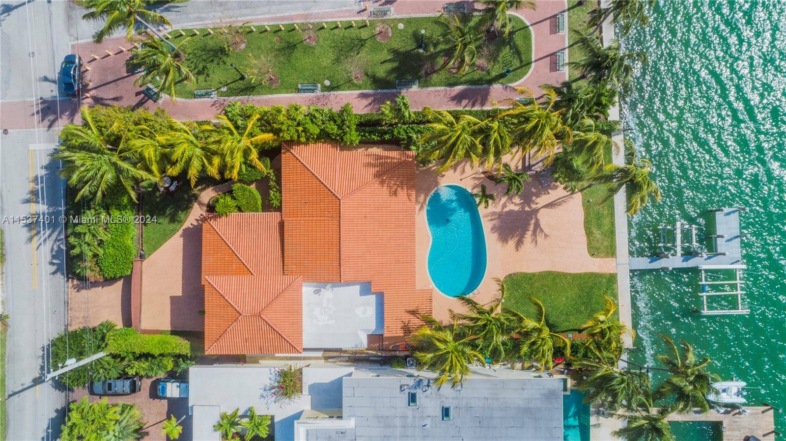 Welcome to your dream waterfront retreat !