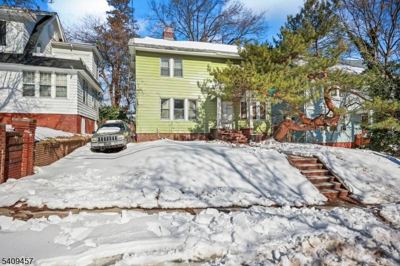 Back on Market ! Welcome to 37 39 Custer Avenue !