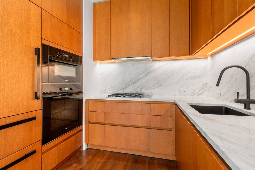 South facing 1 bedroom, flooded with natural light !