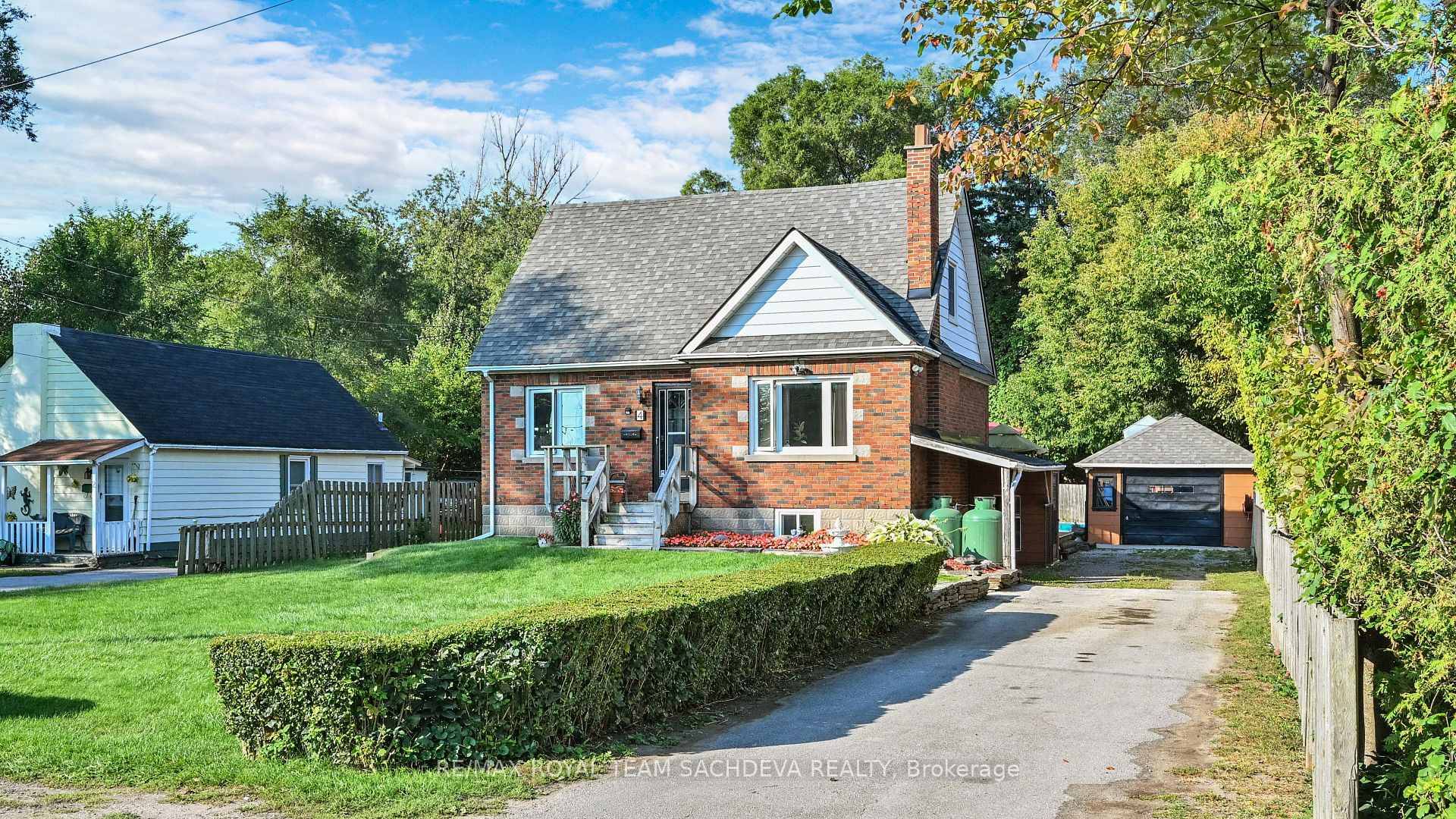 Stunning 3 Bedroom Home on an Expansive Lot Ideal for Families, Investors, or First Time Buyers !