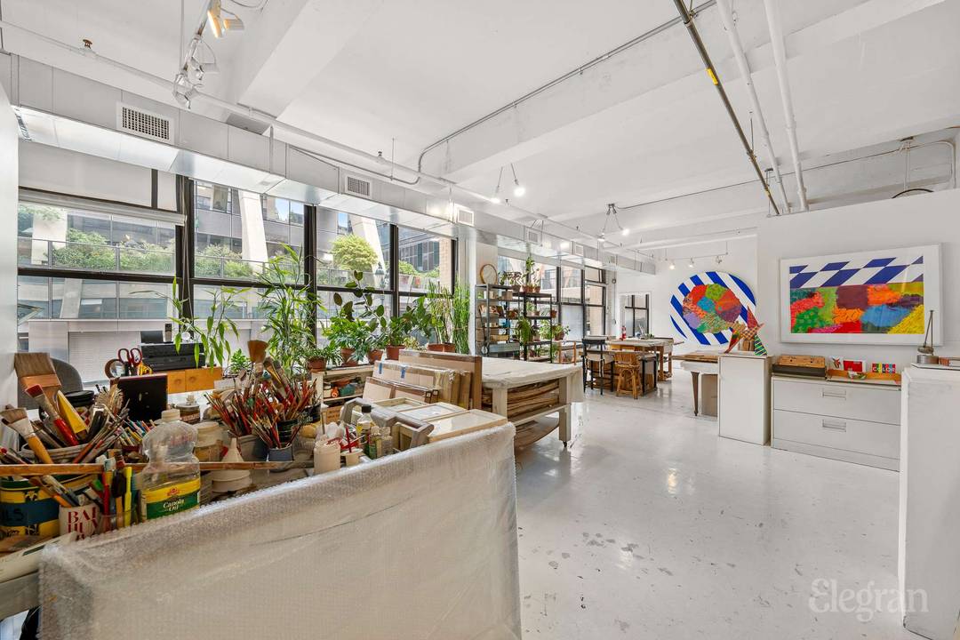 Beautiful creative space in the heart of Hudson Yards Move right into this prewar, 2600 square foot, light filled commercial coop loft, located in Manhattan s exciting Hudson Yards neighborhood.