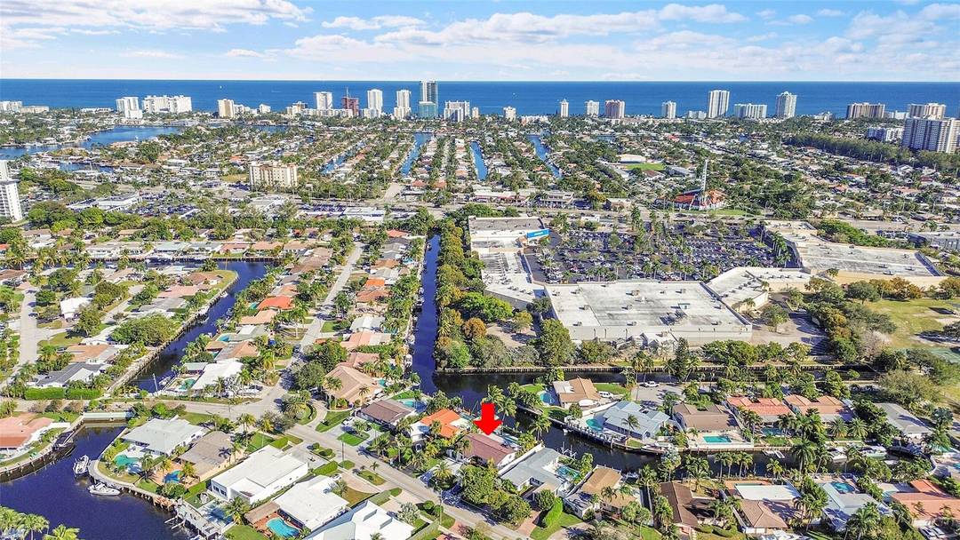 Boater s paradise in Cypress Lake with a new seawall and 70 ft concrete dock !