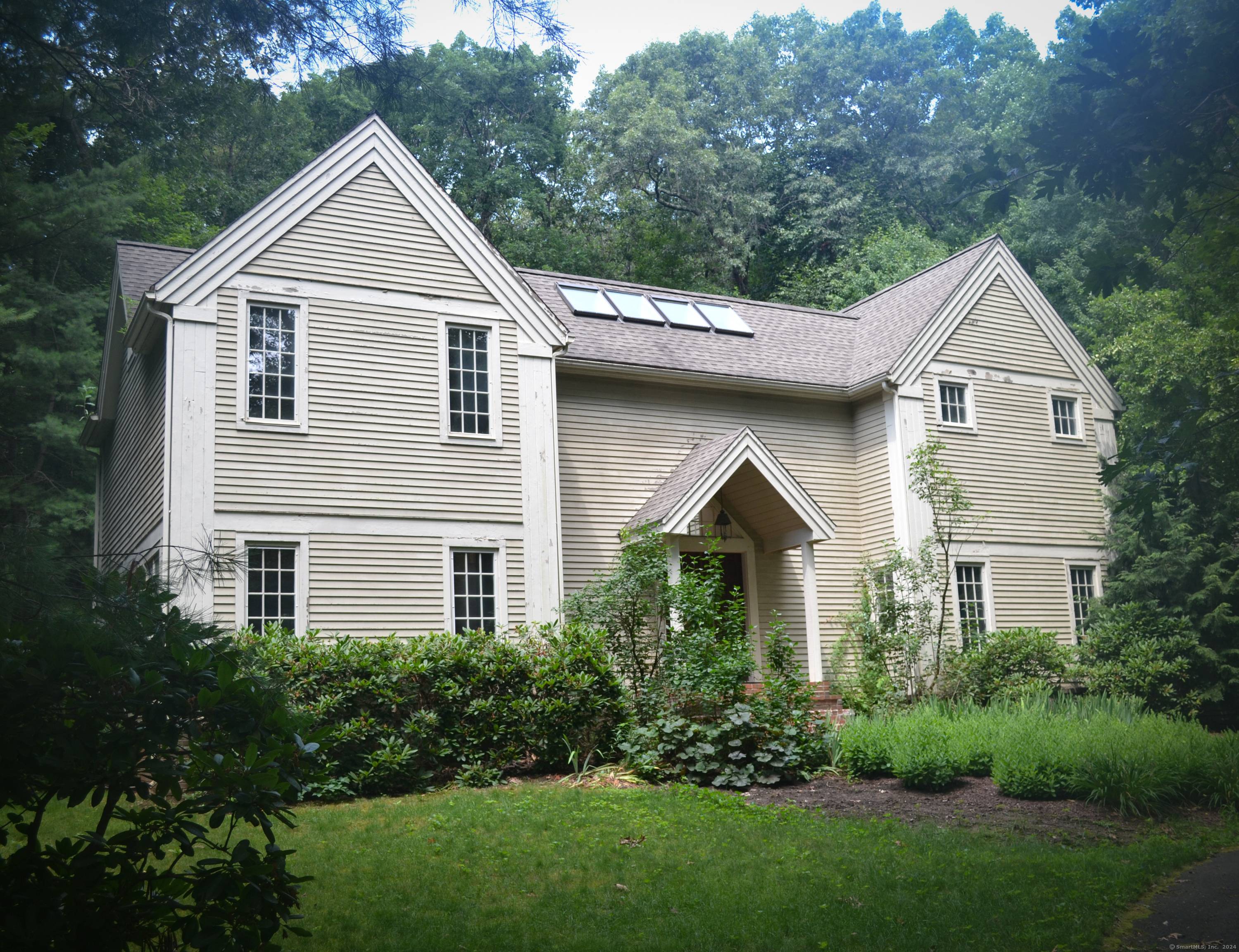 Welcome to this lovely contemporary in Devonwood with a private backyard and on a quiet cul de sac street of only three homes !