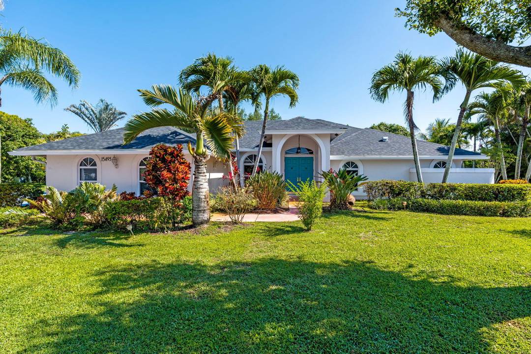 Fully furnished and completely equipped 4BR 3BA pool home on a private 1 2 acre cul de sac in a prime Wellington location.