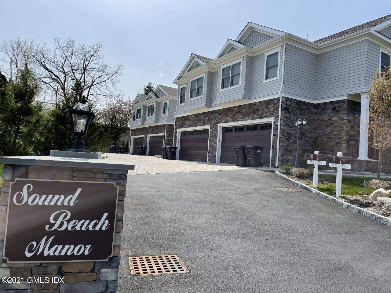 Luxury townhouse 1 of 4 units in Riverside.