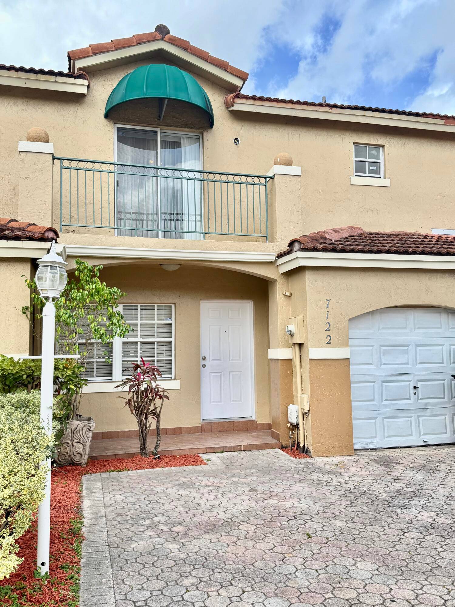 Price improvement on this clean and spacious townhouse in Sail Pointe of Kendall.