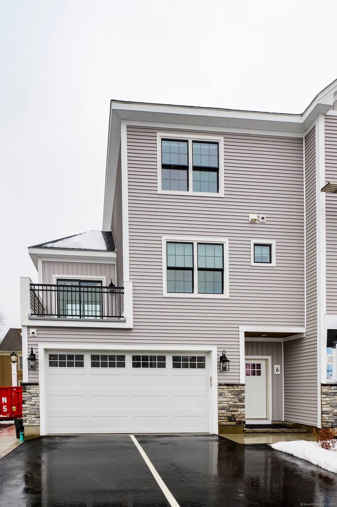 Discover the perfect blend of contemporary design and urban convenience at Smith Center Lofts.