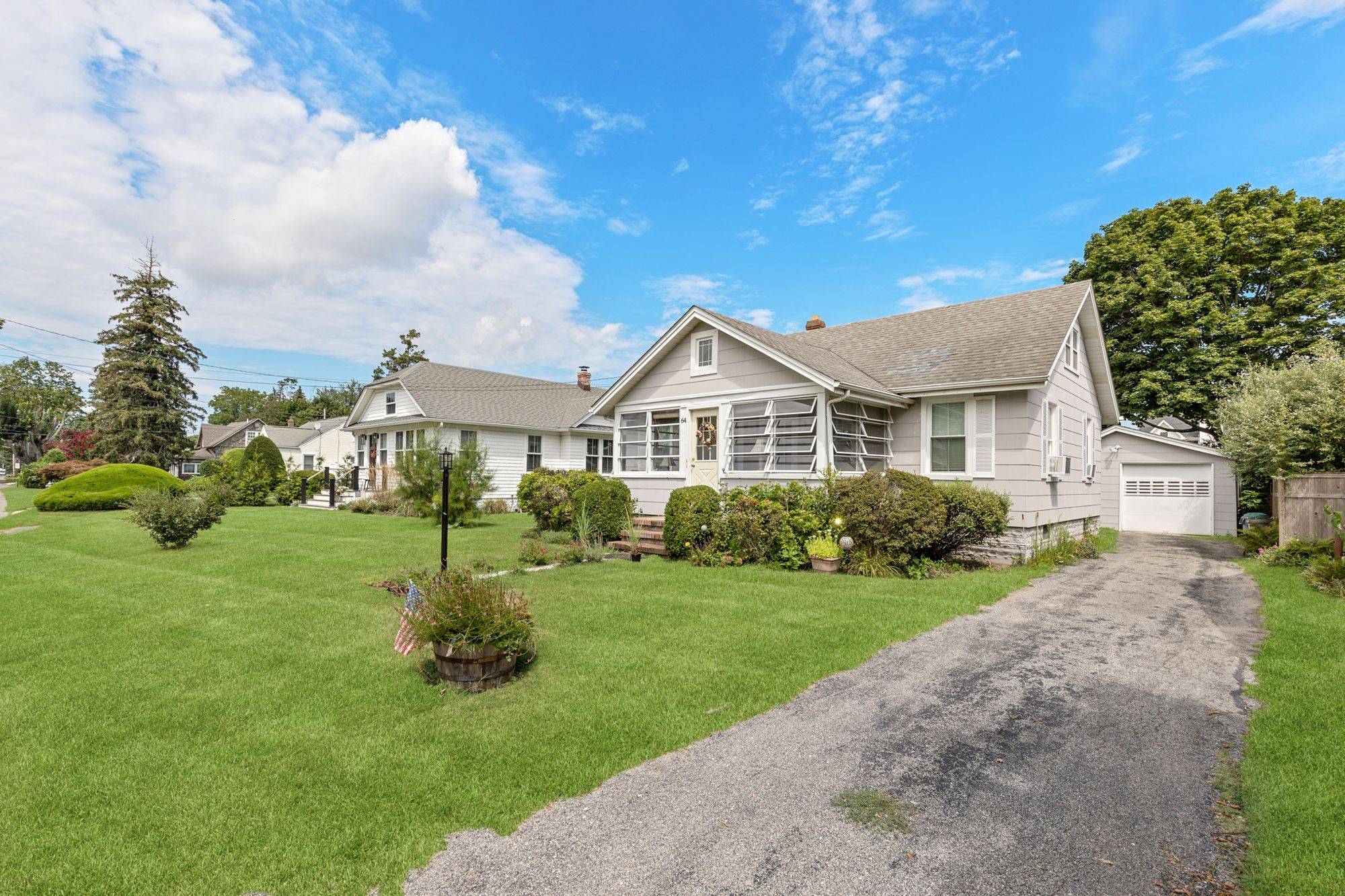 Charming 3-Bedroom Cottage, steps to all