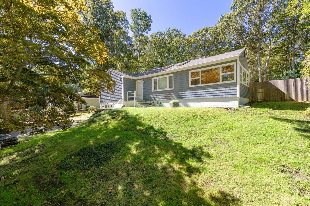 Beautifully refreshed cottage in Sag Harbor