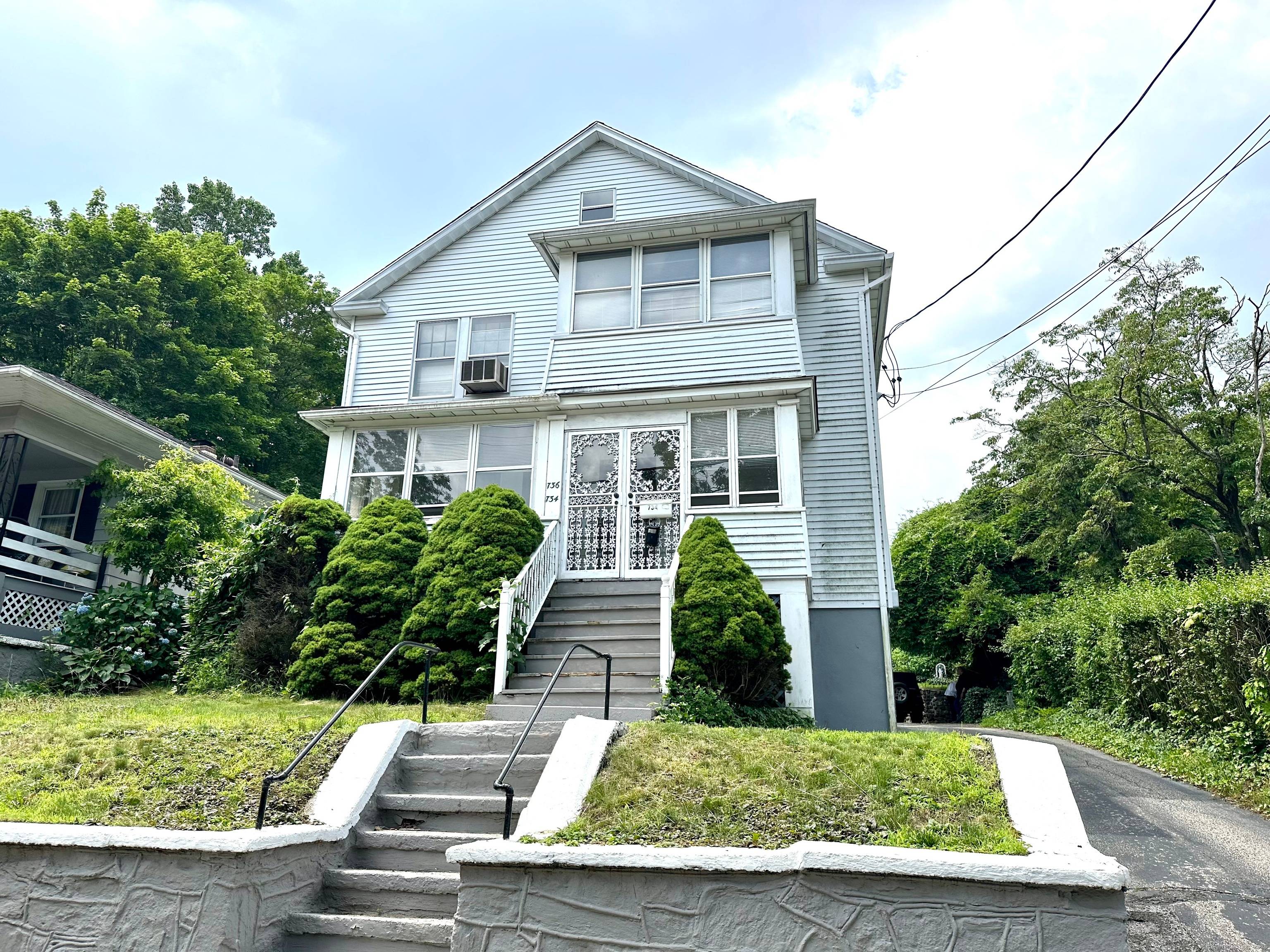 Opportunity knocking for an investor or live on one floor and rent the other !