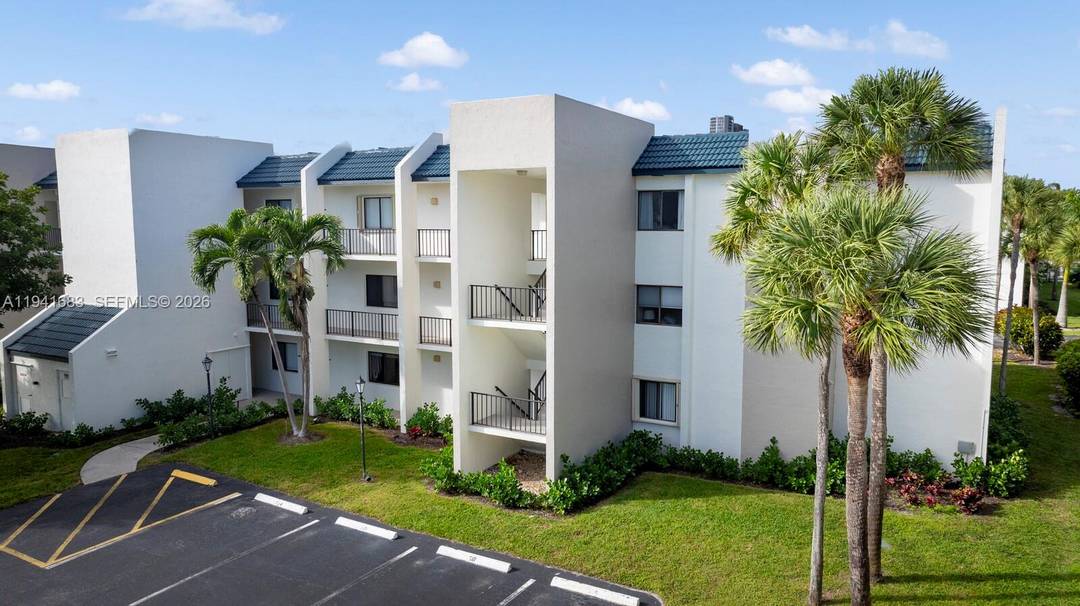 Welcome to coastal living at its best in Jupiter Ocean amp ; Racquet Club !