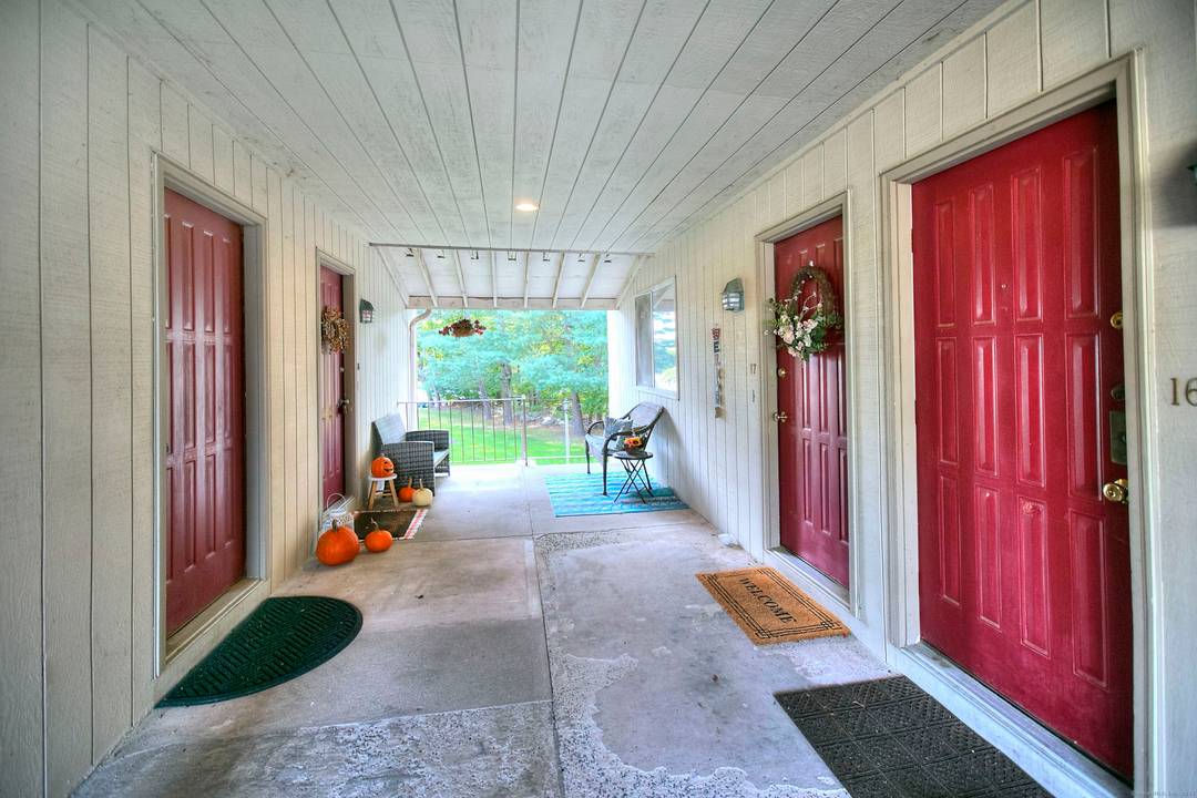 Incredible end unit townhouse at Wolfpit 27 near the Norwalk Westport border This spacious 2 bedroom, 1.